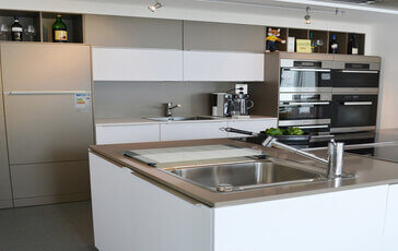 Eine grifflose Küche wirkt schlicht und clean, da die Fronten nicht durch sichtbare Griffelemente unterbrochen werden. 