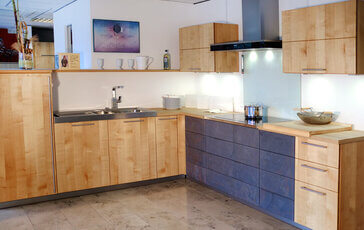 Küchenausstellung: Moderne Holzküche
