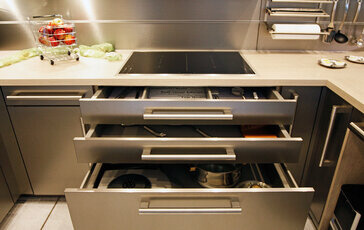 Wir bieten Ihnen ene große Anzahl an Aufbewahrungssystemen für Ihre Küche an. Schubladen jeglicher Art und Größe.