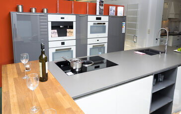Eine ergonomische Küche bringt viele Vorteile mit sich: die Elektrogeräte auf Arbeitshöhe ermöglichen kurze Wege beim Kochen und schonen den Rücken. 