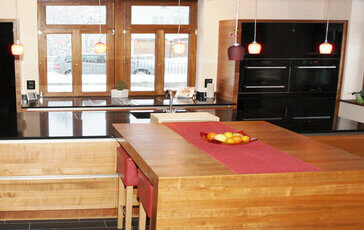 Rustikal und schön: eine Küche ganz aus Holz bringt viel Charme mit sich. 