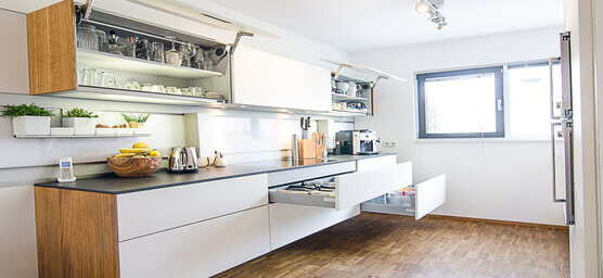 Ihre Küche ist klein? Mit einer einzeiligen Küche sparen Sie sich viel Platz. 