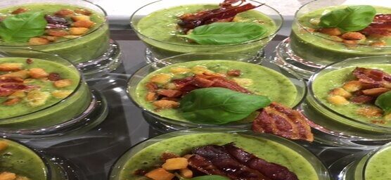 Eine Kräutersuppe mit den sieben Kräutern der Frankfurter Grünen Sauce - mit selbstgemachten Croutons und Baconstreifen