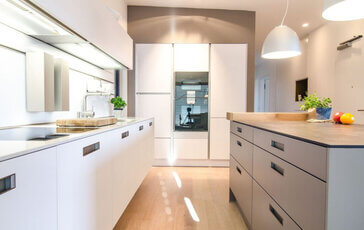 Mit weißen Küchenfronten sieht Ihre Küche gleich um einiges größer aus als mit dunklen Fronten. 